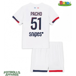Paris Saint-Germain Willian Pacho #51 Bortaställ Barn 2025-26 Kortärmad (+ Korta byxor)